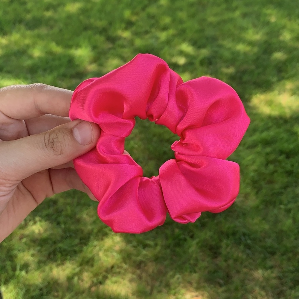 It’s a Hot Pink Summer Scrunchie 💖